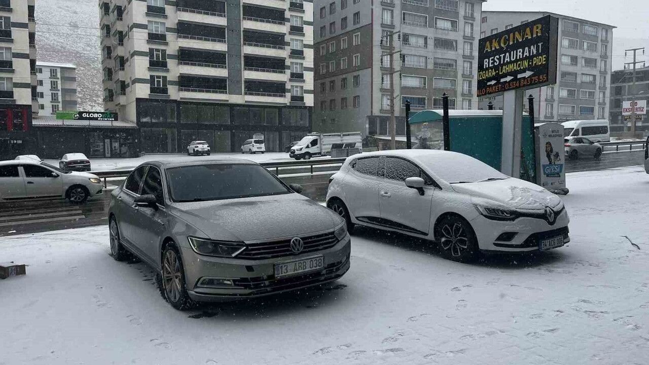 Bitlis'te Kar Yağışı: Kent Merkezi ve Yüksek Rakımlarda Beyaz Örtü