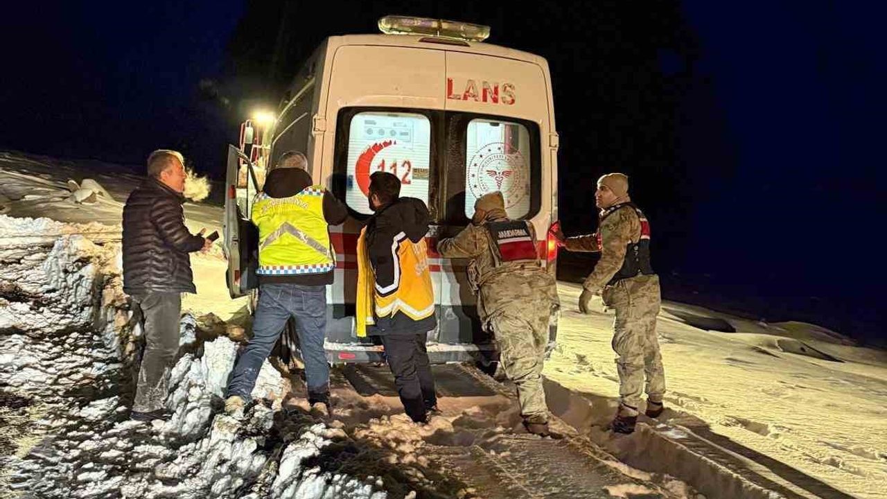 Bitlis’te karla kapanan Çıtak köyünde hasta kurtarma operasyonu: Ekipler yaklaşık 2 saatte müdahale etti