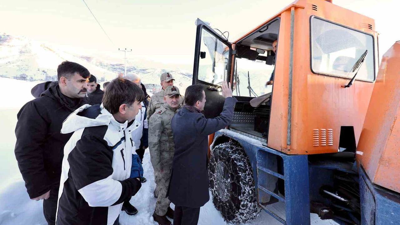 Bitlis’te karla mücadele çalışmaları aralıksız sürüyor: Vali Karakaya sahada inceleme yaptı
