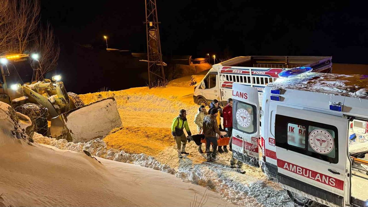 Bitlis'te karla mücadele ekipleri Üstyayla'da rahatsızlanan vatandaşı ambulansa ulaştırdı