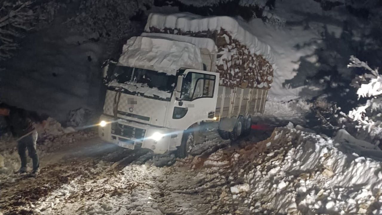 Bitlis'te karla mücadele süreci: İl Özel İdaresi ekipleri yolları açıp mahsur kalanlara yardım etti