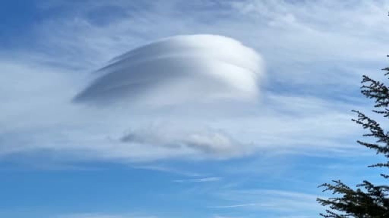 Bitlis'te mercek (lentiküler) bulutlar vatandaşların ilgisini çekti