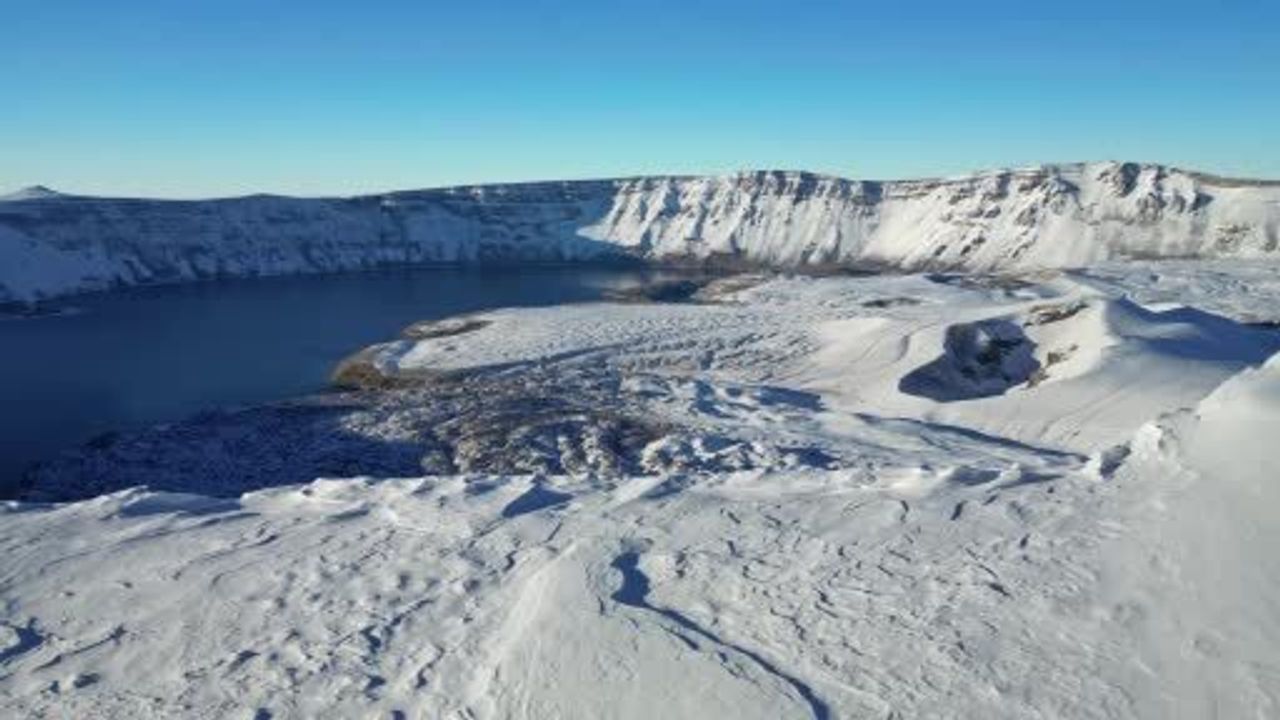 Bitlis'te Nemrut, Van Gölü ve Süphan Dağı kışın beyaz örtüyle öne çıktı