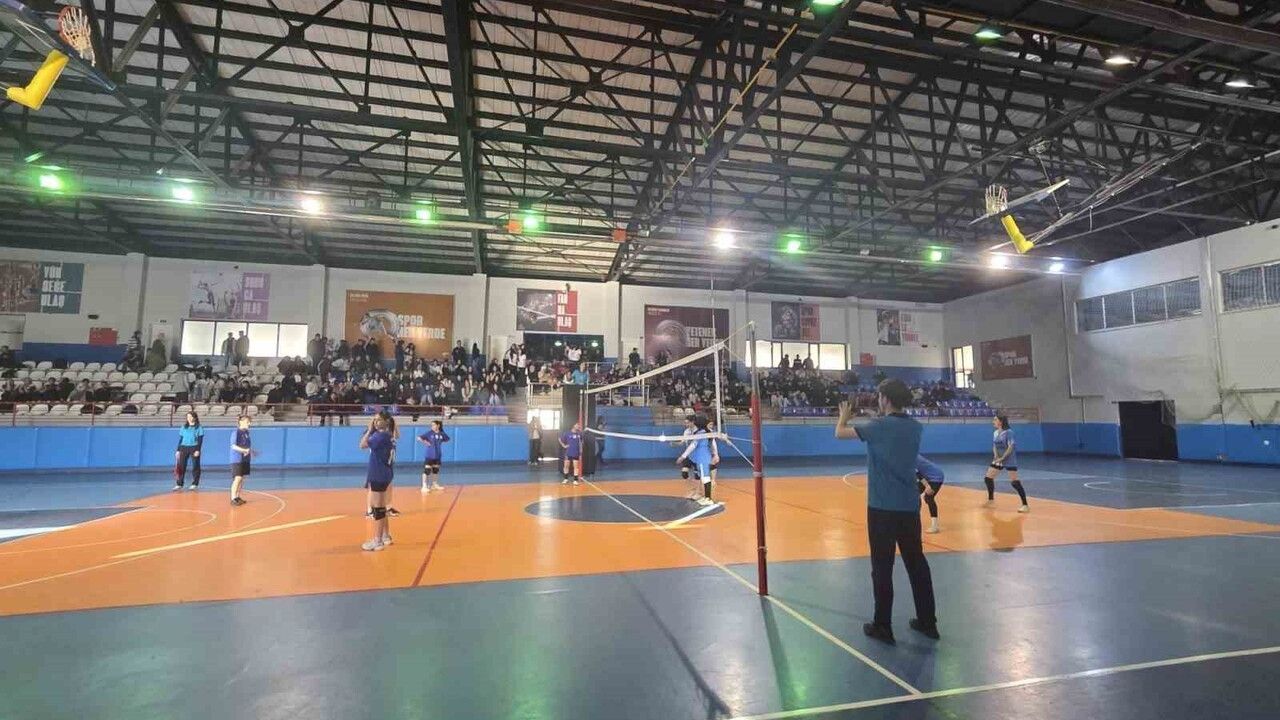 Bitlis'te Okul Sporları Voleybol İl Şampiyonası Tatvan'da başladı