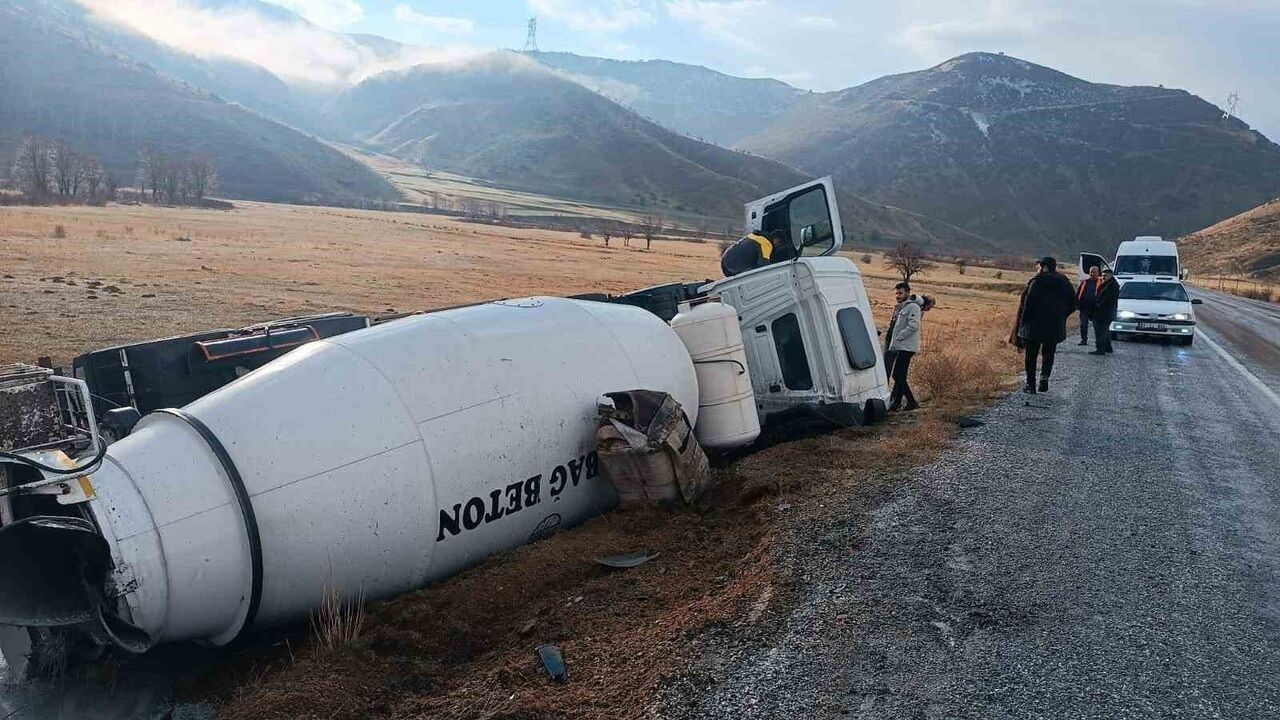 Bitlis’te Tatvan-Hizan yolunda beton mikseri şarampole devrildi; sürücü yaralandı
