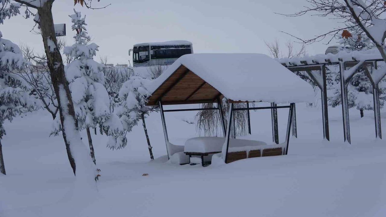 Bitlis'te Yoğun Kar: 87 Köy Yolu Ulaşıma Kapandı, Yol Açma Çalışmaları Sürüyor