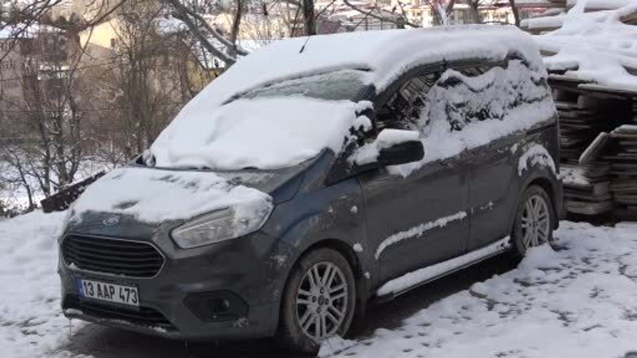 Bitlis'te yoğun kar yağışı: 35 köy yolu kapandı, okullar 1 gün tatil edildi
