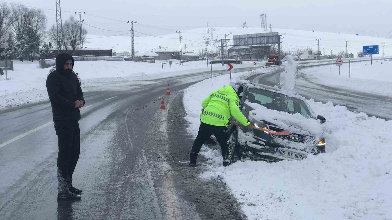 Bitlis’te yoğun kar yağışında trafik ekipleri kara saplanan araçları kurtardı