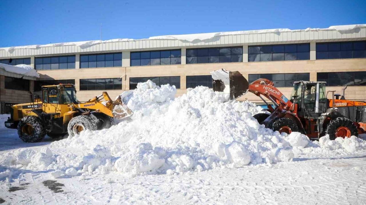 Bitlis'te yoğun karla mücadele: kar yığınları kamyonlarla şehir dışına taşınıyor