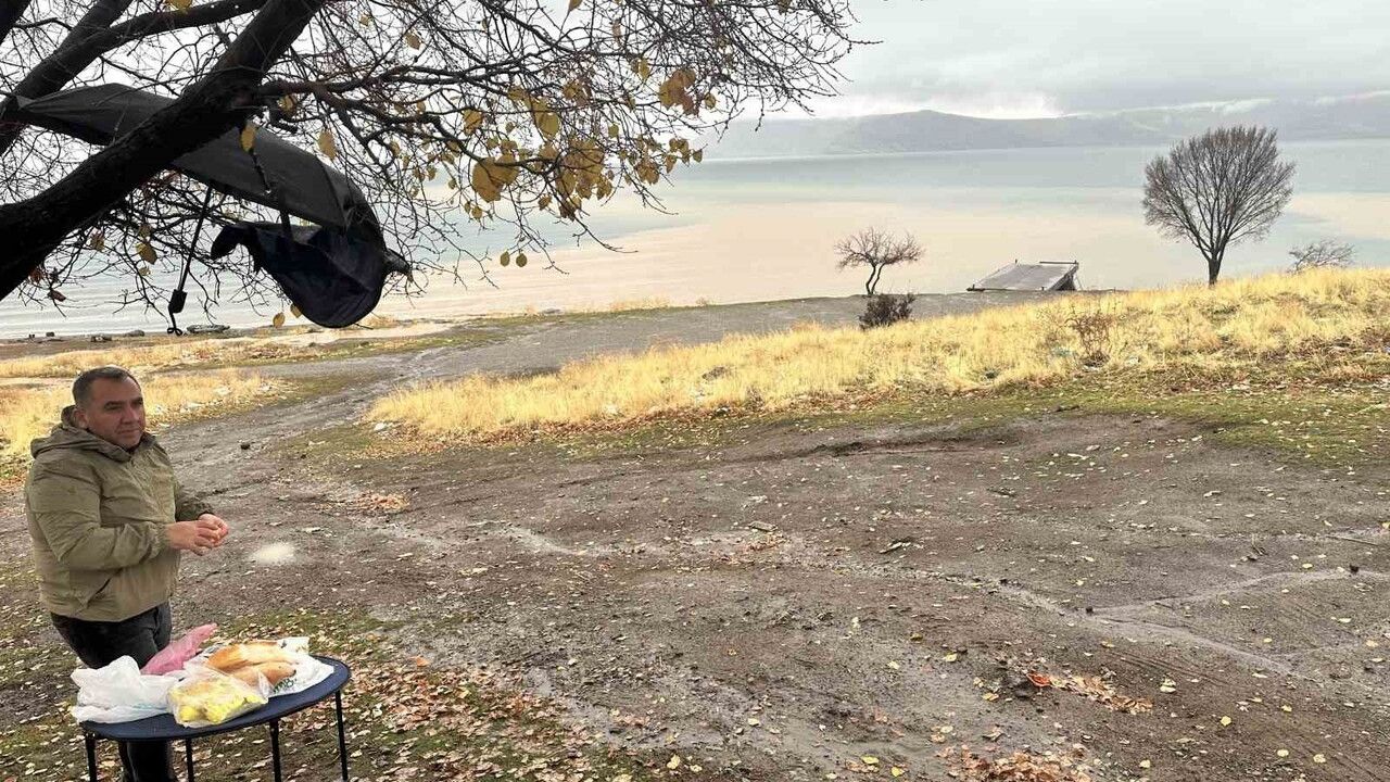Bitlis'te yüksek kesimlerde kar, Van Gölü kıyısında piknik ve yüzme