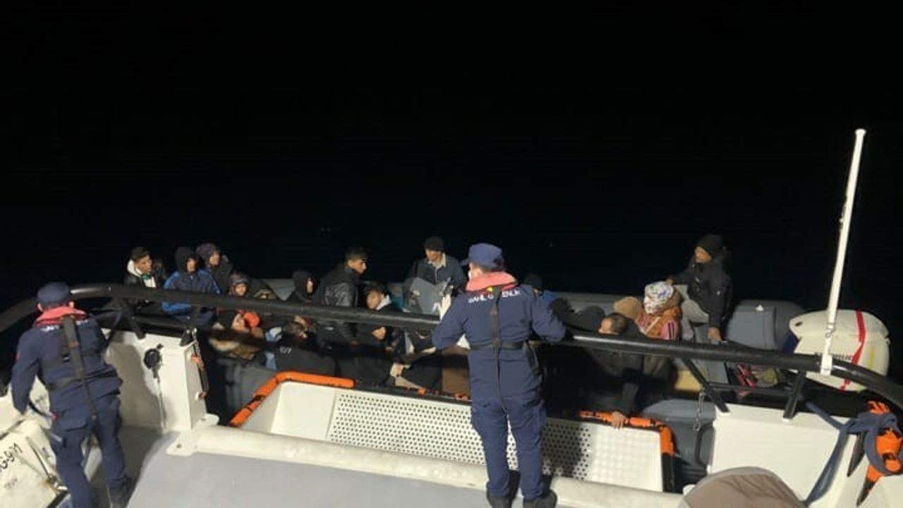 Bodrum açıklarında motor arızası: 31 düzensiz göçmen Sahil Güvenlik tarafından kurtarıldı