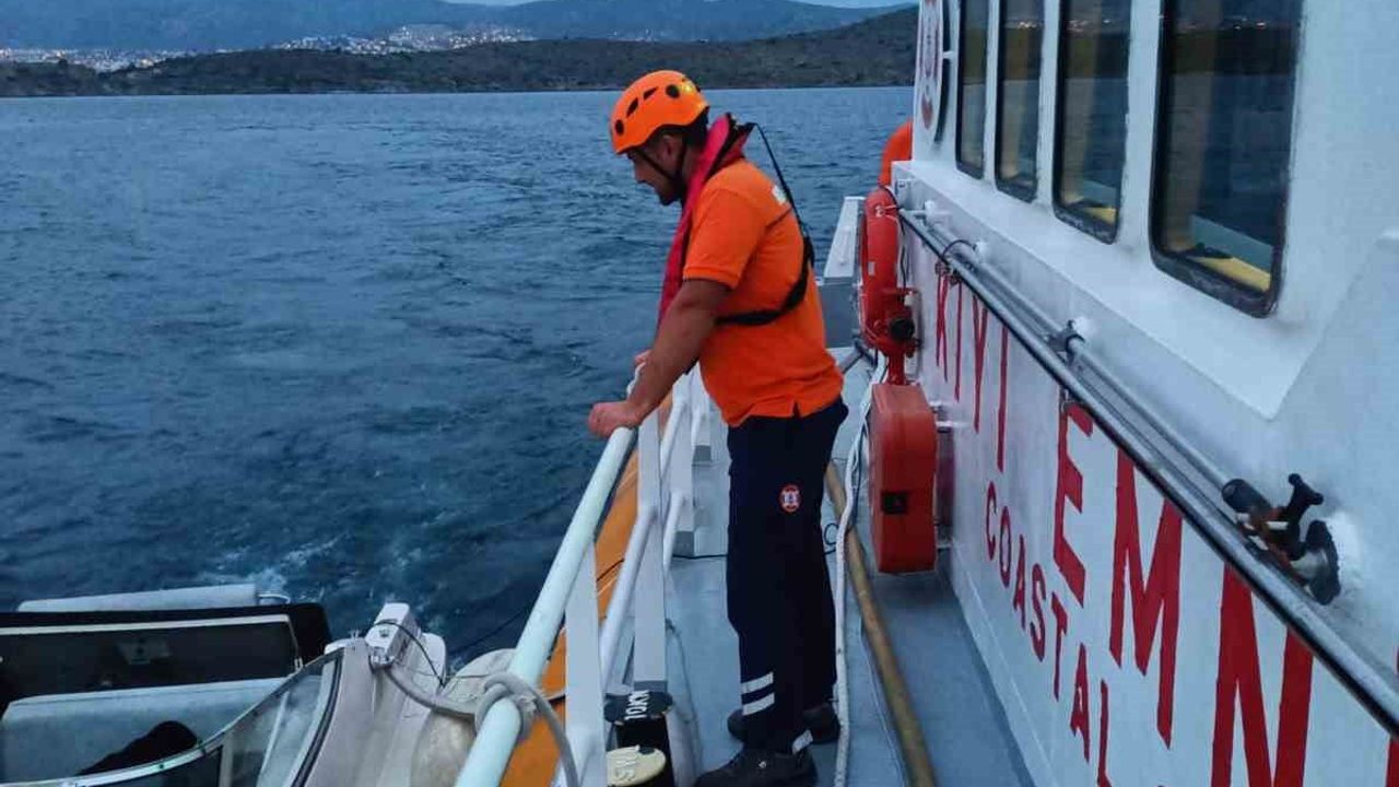 Bodrum açıklarında su alan 9 metrelik tekne Kıyı Emniyet tarafından kurtarıldı