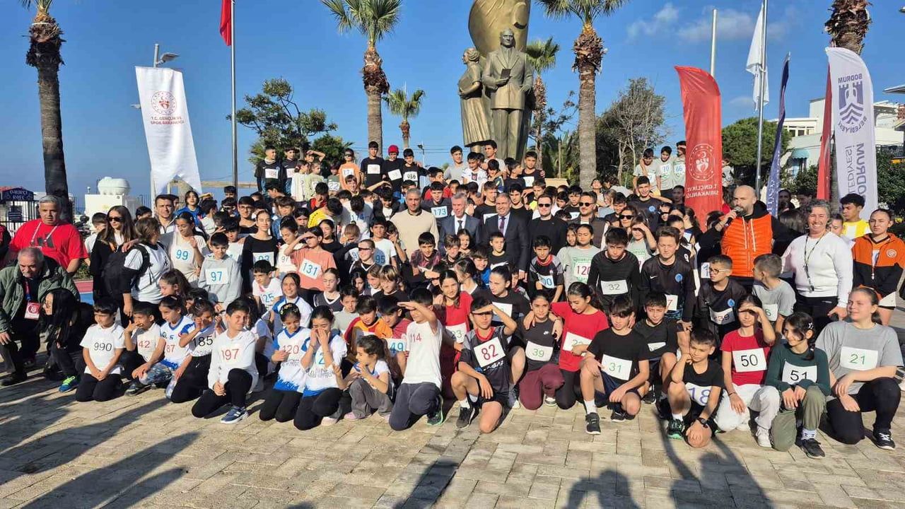 Bodrum'da Büyük Atatürk Koşusu: Yaklaşık 250 Öğrenci Turgutreis Sahilinde Yarıştı