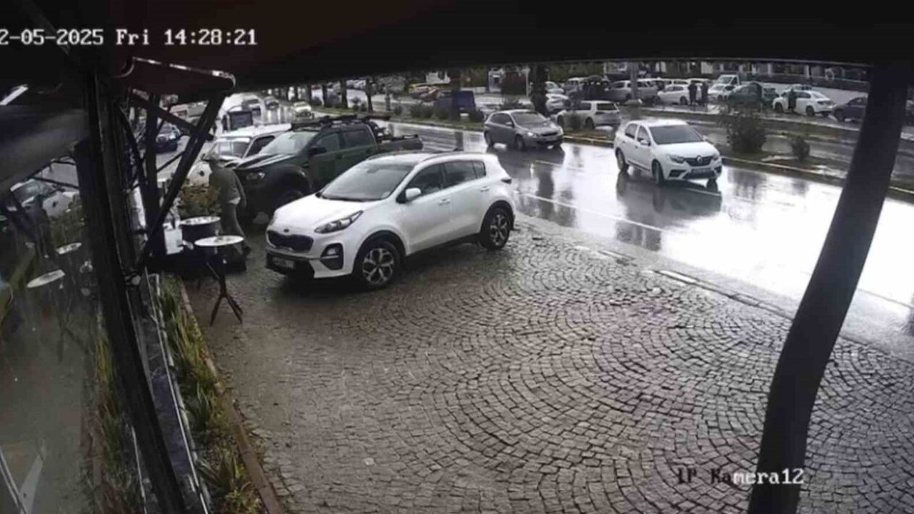 Bodrum'da el freni çekilmeyen otomobil geri kayarak başka araca çarptı