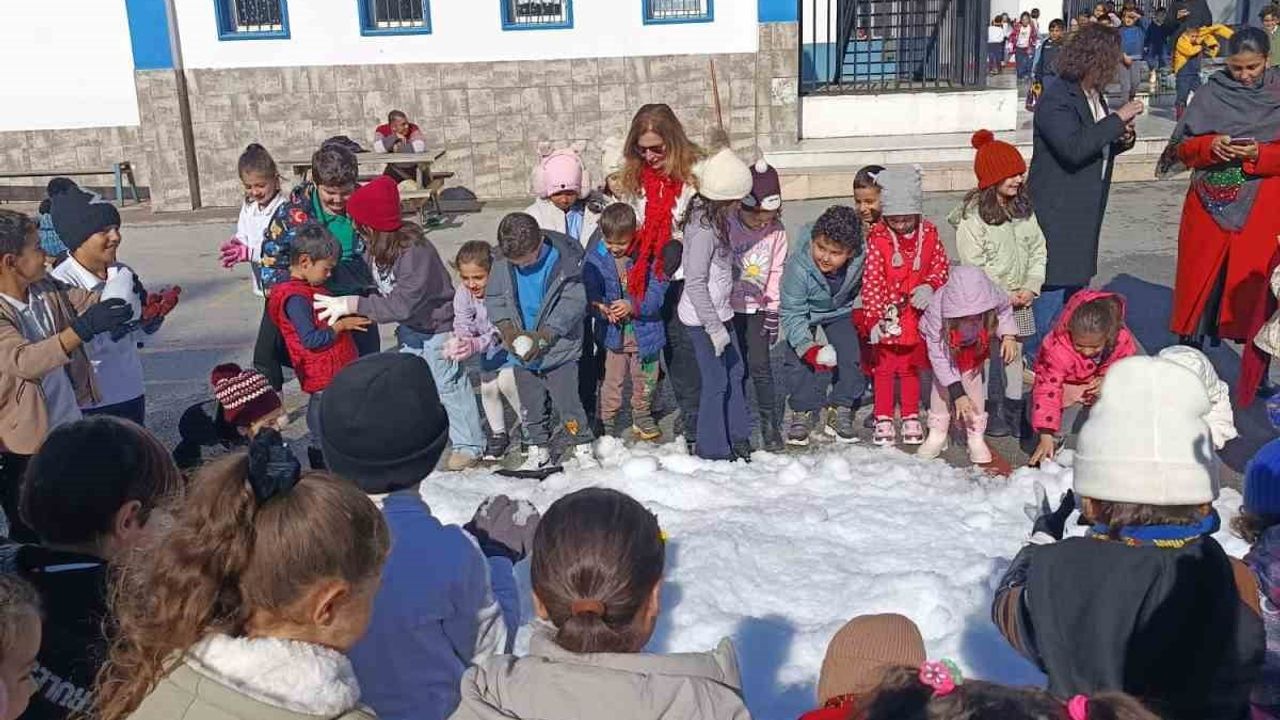 Bodrum’da ilkokulda yapay kar sürprizi: Öğrencilerin yeni yıl sevinci