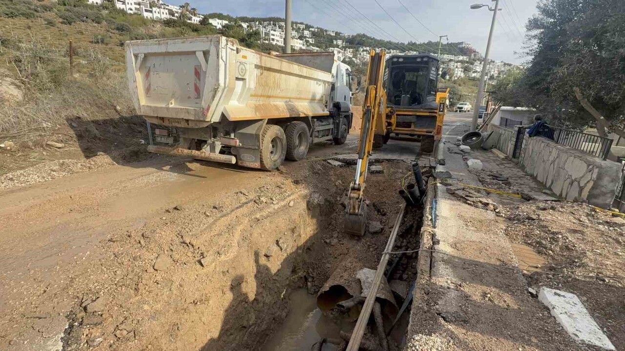 Bodrum'da isale hattı patladı: Site içindeki yaklaşık 10 ev suyla doldu