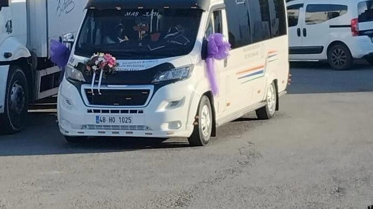 Bodrum'da nikah sonrası dolmuşu gelin arabasına dönüştüren çift ilçe sokaklarında kutlama yaptı