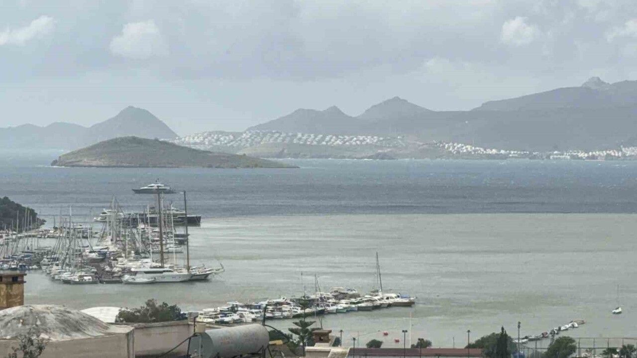 Bodrum’da sağanak ve fırtına: tekneler karaya oturdu, deniz rengi değişti