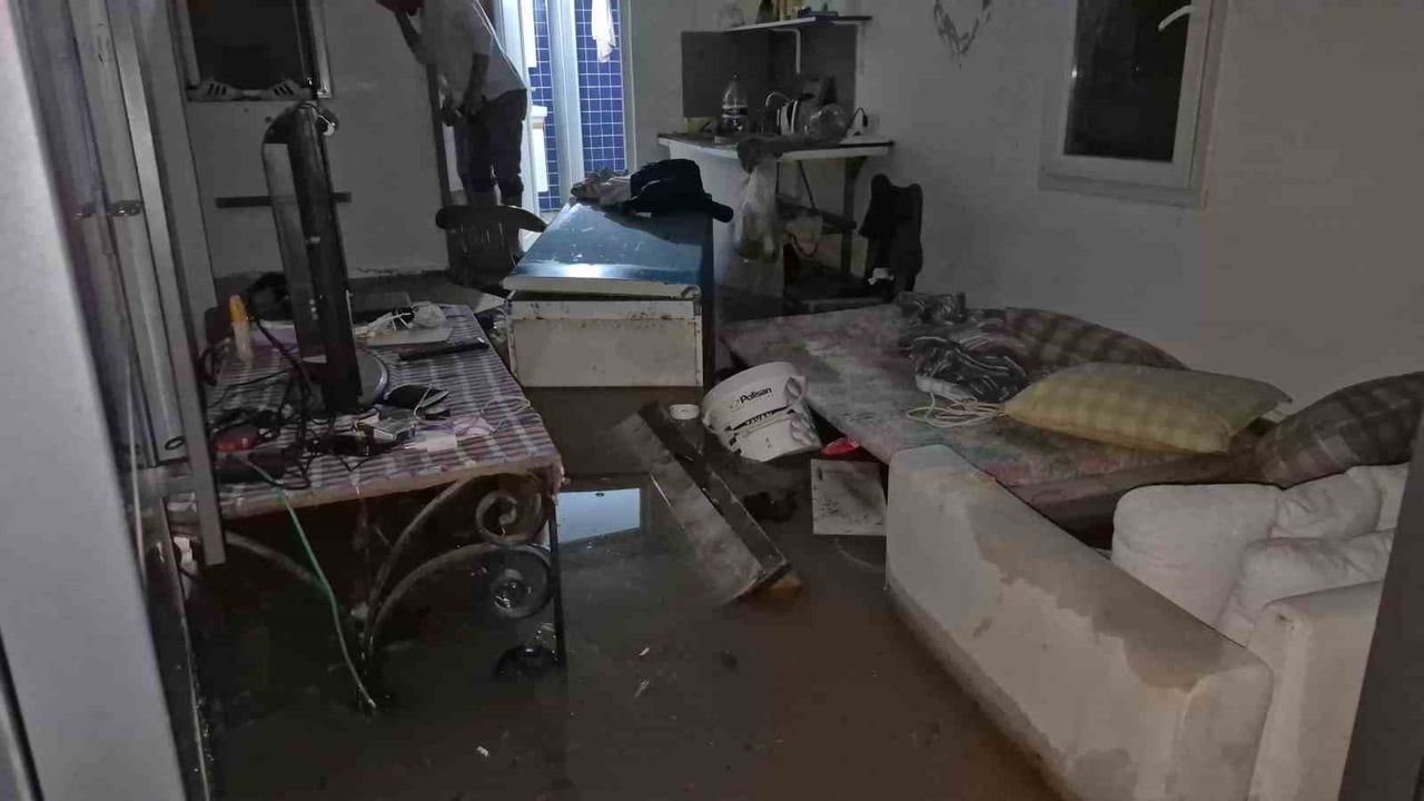 Bodrum'da sağanak: Yollar kapandı, ev ve iş yerlerini su bastı; 9 kişi tahliye edildi