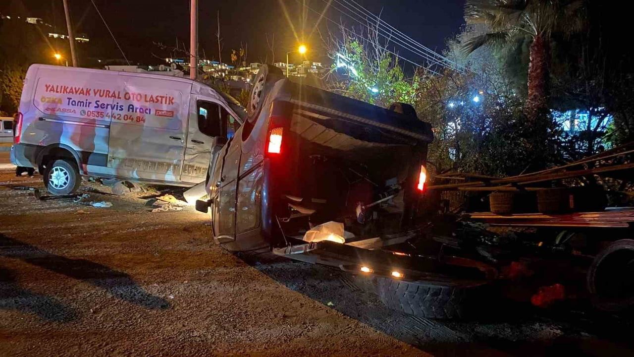 Bodrum'da trafik kazası: 18 yaşındaki sürücü hayatını kaybetti, 2 yaralı