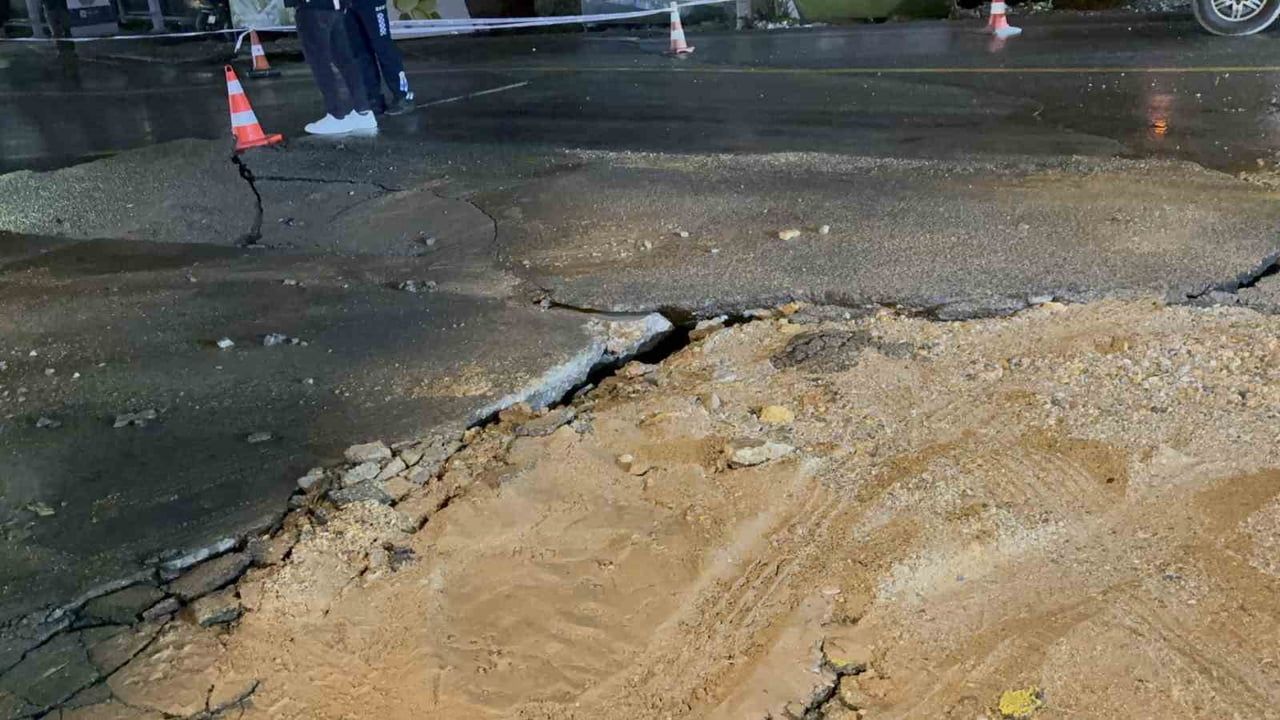 Bodrum Torba'da ana su isale hattı patladı — Rıza Anter Caddesi'nde yol çöktü
