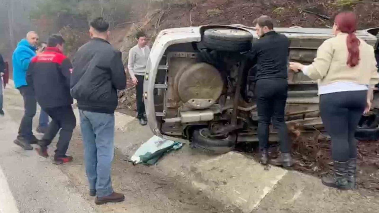 Bolu-Abant yolunda araç takla attı — Akçaalan mevkiinde yağış kaynaklı kaza