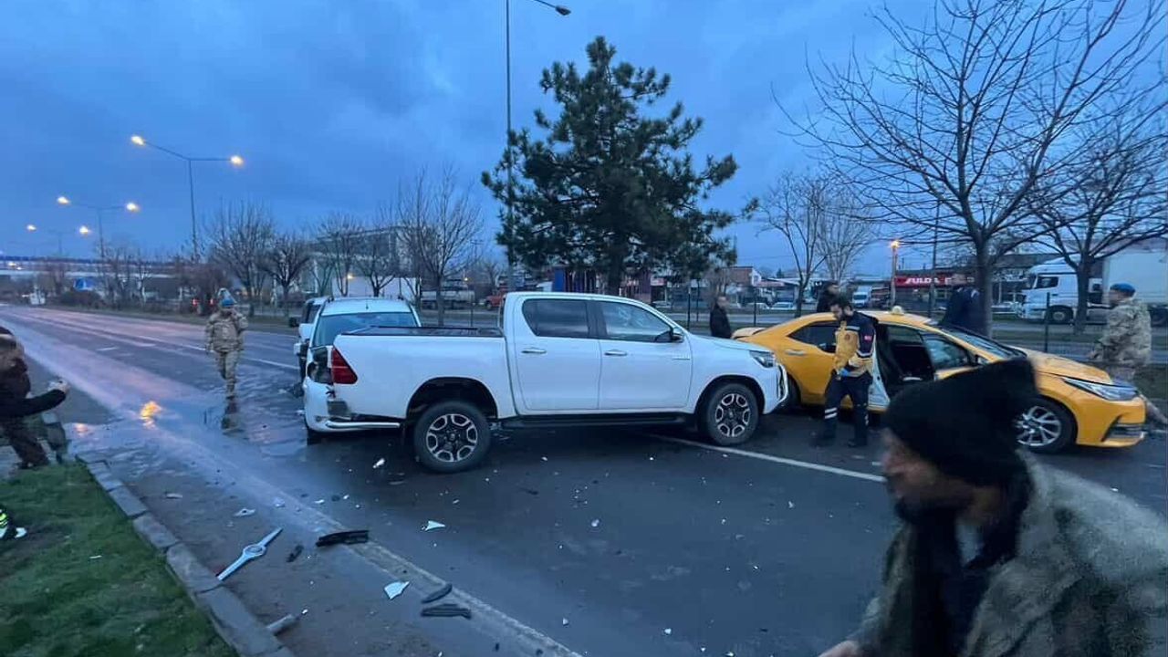 Bolu D-100'de 4 aracın karıştığı zincirleme kaza, Ankara istikametinde trafik aksadı