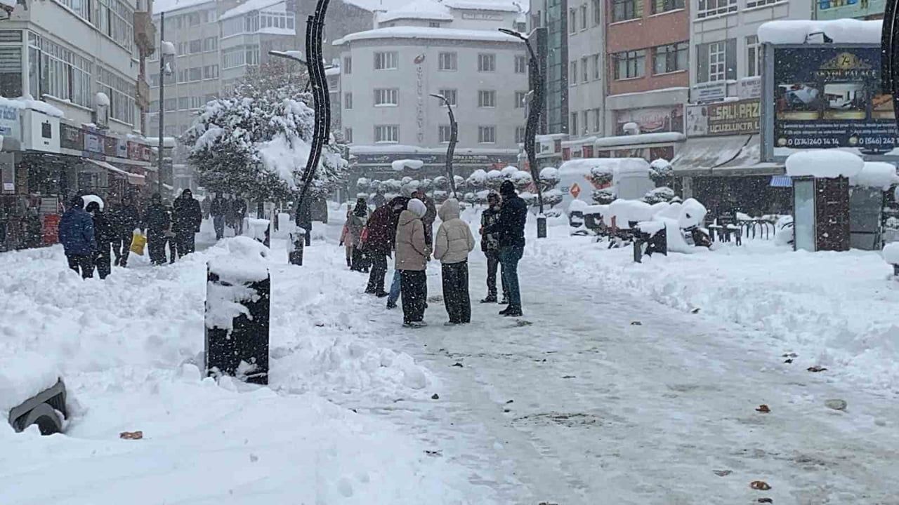 Bolu’da 3 Günlük Kar Yağışı Ulaşımı Aksattı — Belediye Başkanı Tanju Özcan: Hiç kimse panik yapmasın