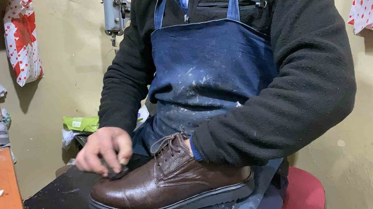 Bolu'da 35 yıllık ustadan kışlık ayakkabı tüyosu: poli taban ve yün keçe önerisi