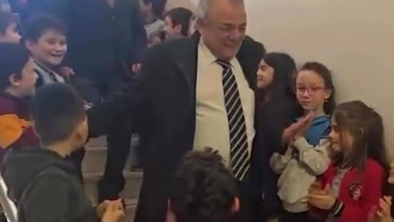 Bolu'da 46 yıllık öğretmene veda: Abdullah Aytar alkışlarla son dersini tamamladı