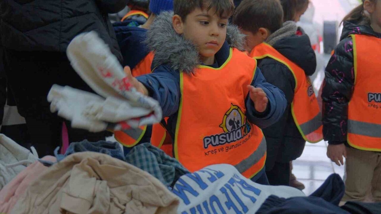Bolu'da 5 yaşındaki kreş öğrencileri hayır çarşısına oyuncak ve kıyafet bağışı yaptı