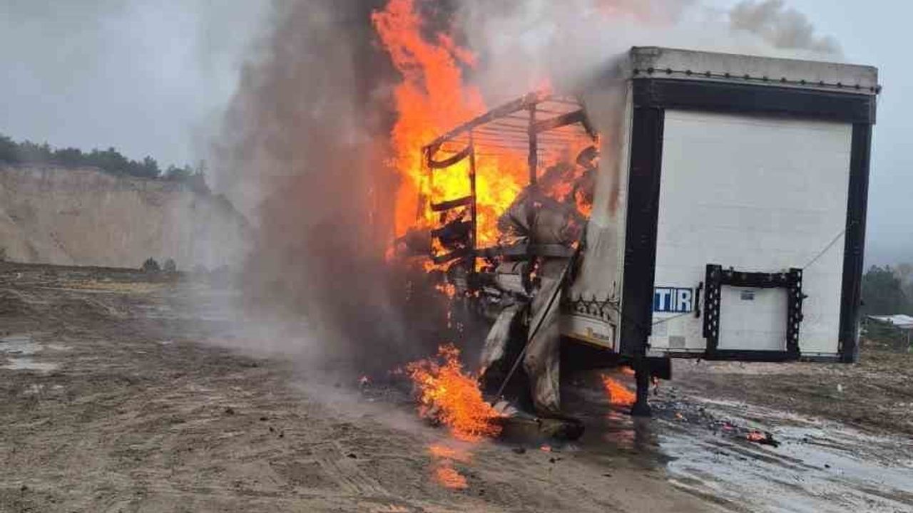 Bolu’da çöp sahasında kağıt yüklü tır dorsesi yanarak kullanılamaz hale geldi