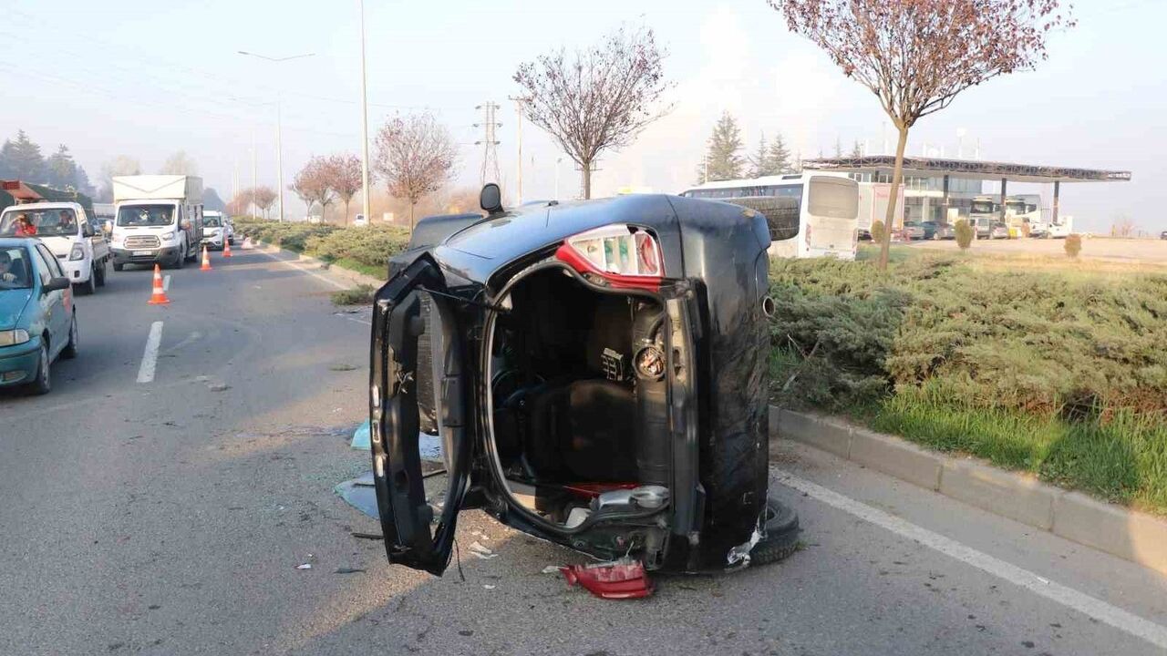 Bolu'da D-100'de otomobil refüje çarparak devrildi: 1 yaralı