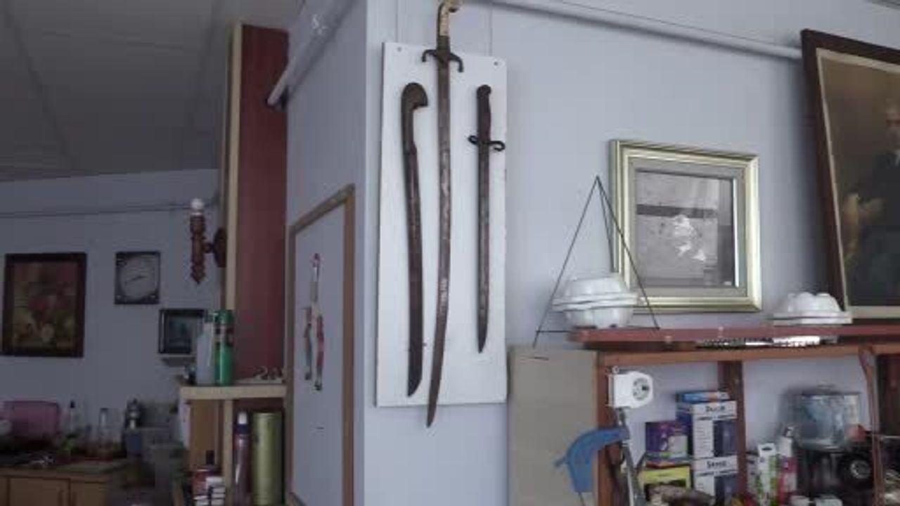 Bolu’da emekli öğretmenin koleksiyonu: II. Mahmut’un yemek masası ile Çanakkale süngüleri