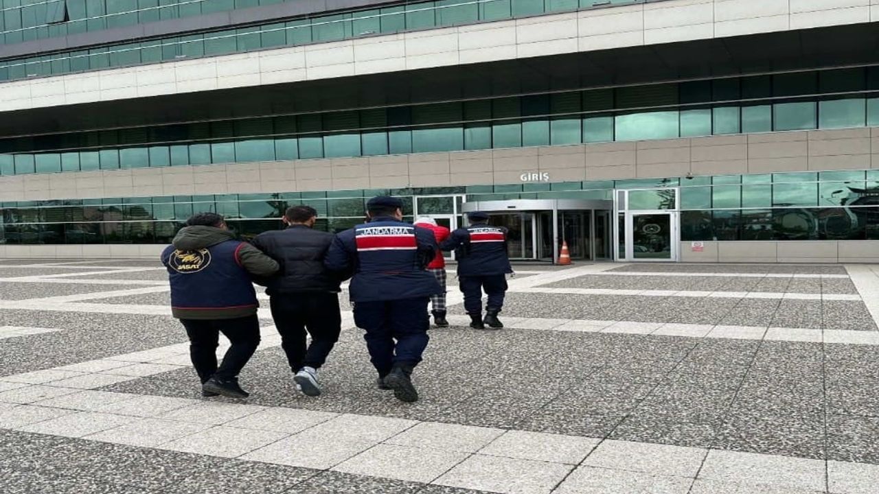 Bolu'da ev hırsızlığı: 4 şüpheli yakalandı, 2 kişi tutuklandı