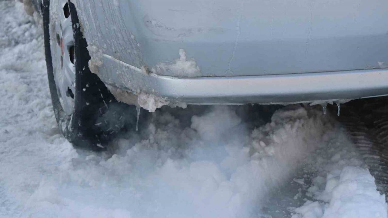 Bolu'da hava eksi 16.2 dereceye düştü, araç kapıları dondu