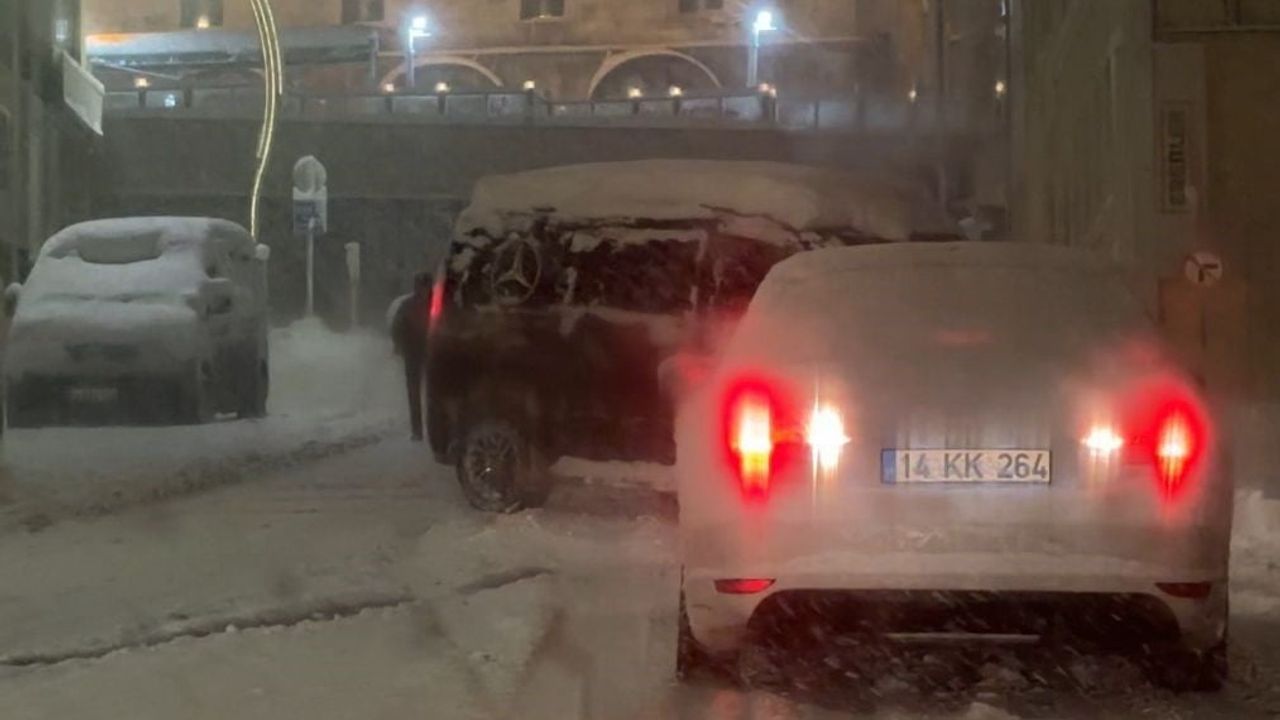 Bolu’da kar kalınlığı 30 santimetreyi aştı; ana arterlerde onlarca araç rampalarda yolda kaldı