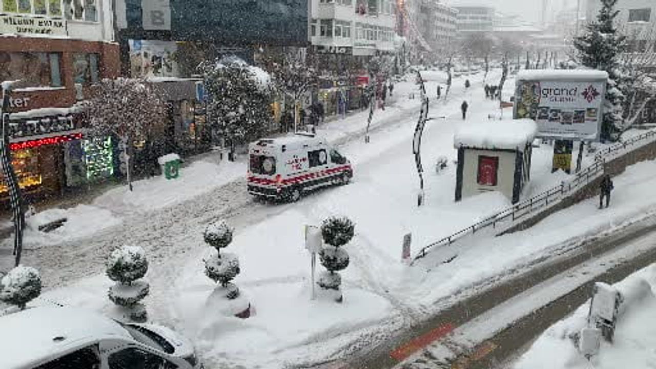 Bolu’da kar nedeniyle İzzet Baysal Caddesi’nde ambulansın güç anları