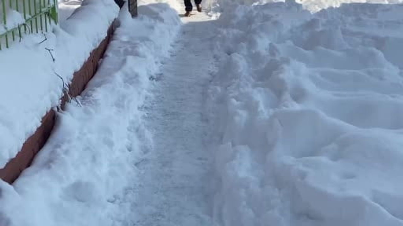 Bolu’da kar sonrası eksi 16: Temizlenen yollar buzladı, vatandaşlar yürümekte zorlandı