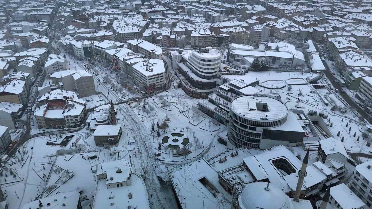 Bolu'da Kar Yağışı: Kent Merkezi 10 Santimetre Beyaz Örtüyle Kaplandı