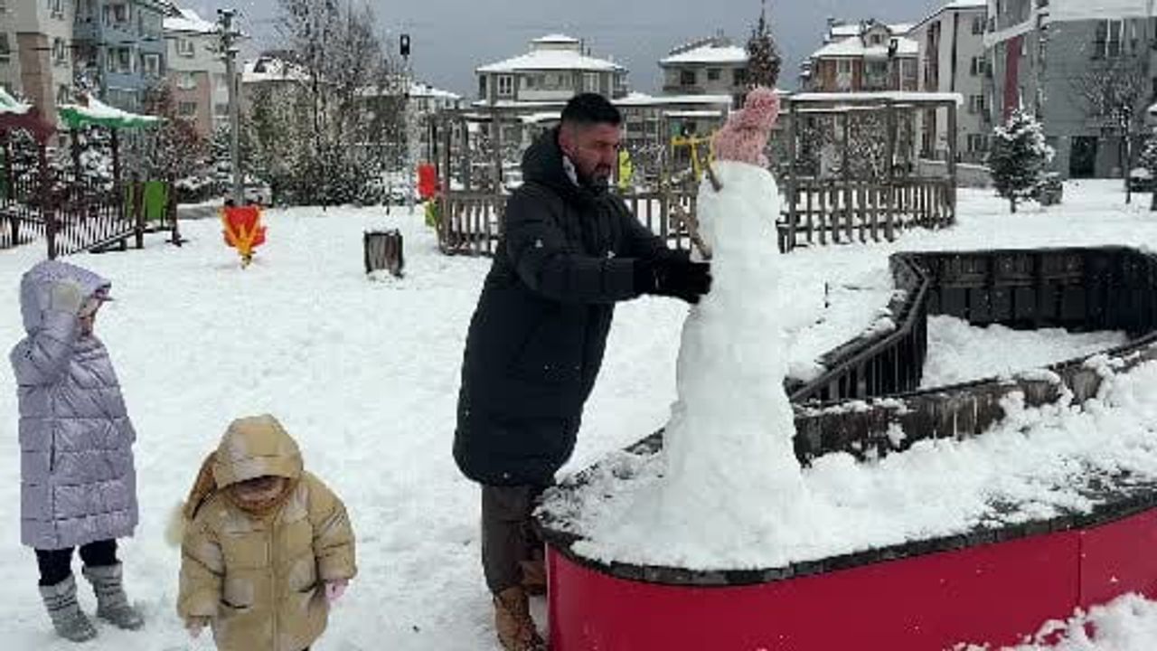 Bolu'da Kar Yağışı Kent Merkezini Beyaza Bürüdü; Parklar Çocukların Kayak Alanına Döndü