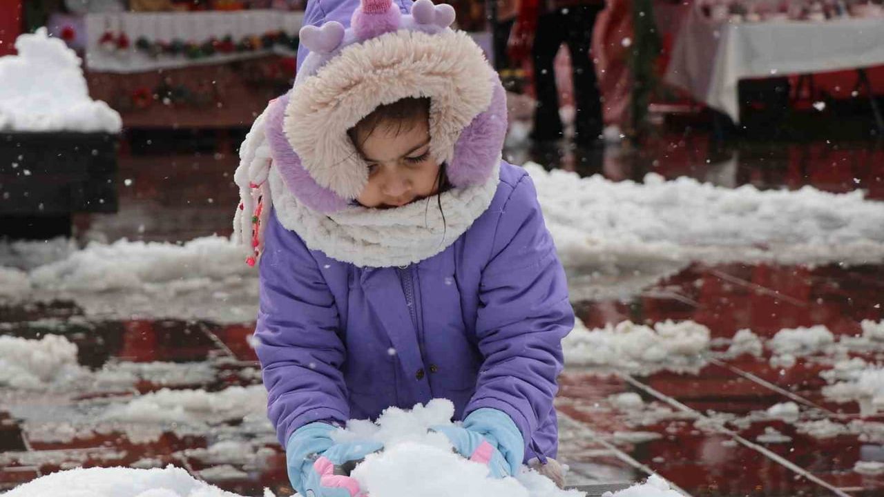Bolu'da Kar Yağışı Kent Merkezini Beyaza Bürüdü; Parklar Çocukların Kayak Alanına Döndü