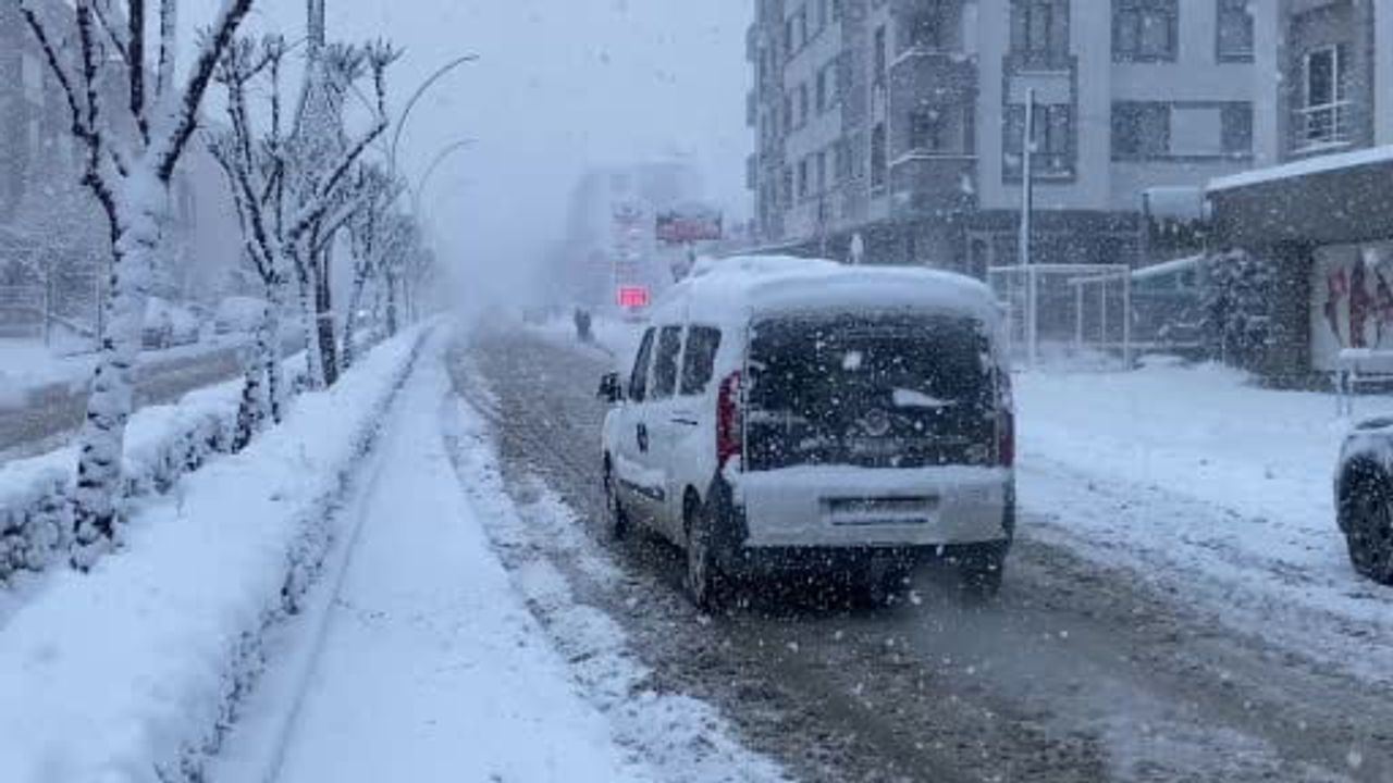 Bolu’da Mevsimin İlk Karı: Kent Merkezinde Yer Yer 20 Santimetreye Ulaştı