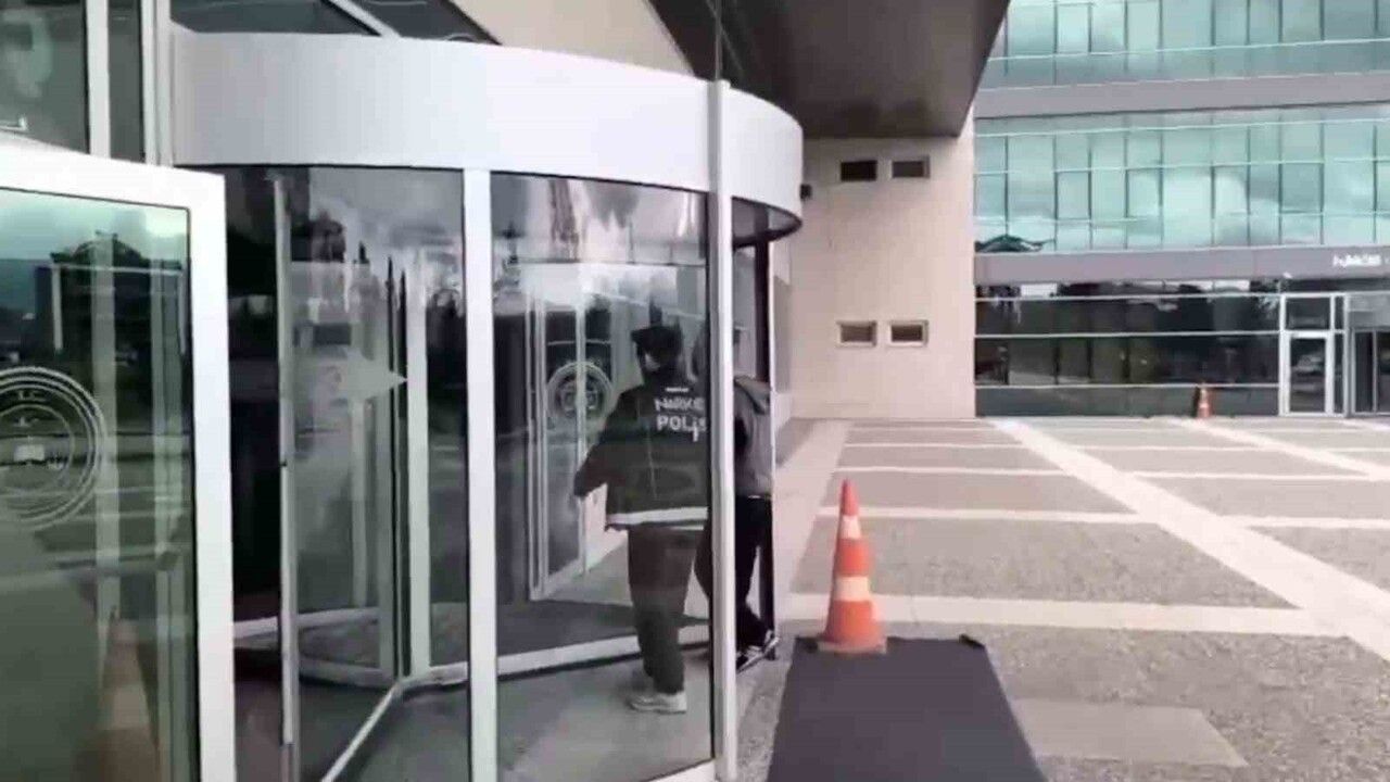 Bolu’da narkotik köpeği Pako kapı paneline gizlenmiş 3 kilo 846 gram kokaini tespit etti