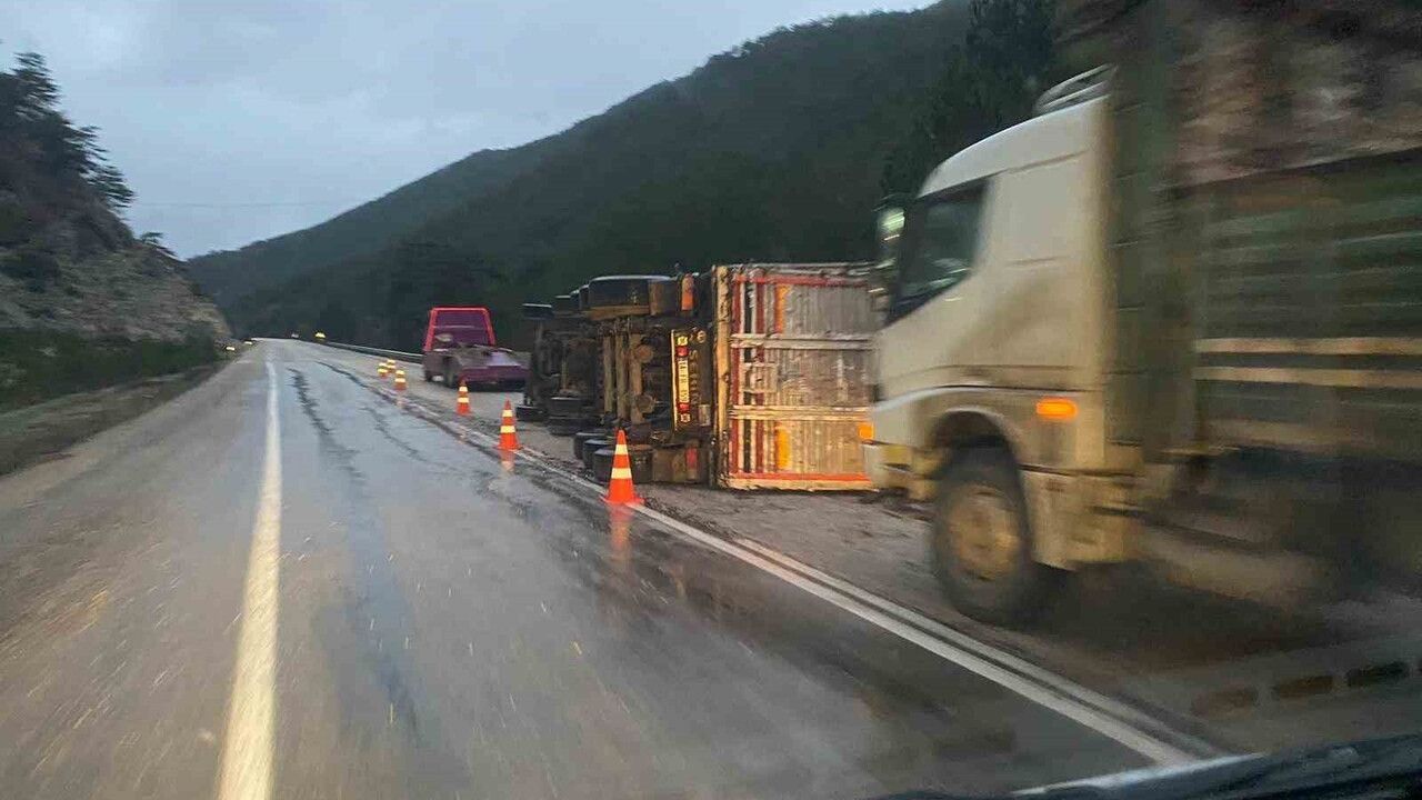 Bolu'da odun yüklü tır yağmur nedeniyle kayganlaşan yolda devrildi