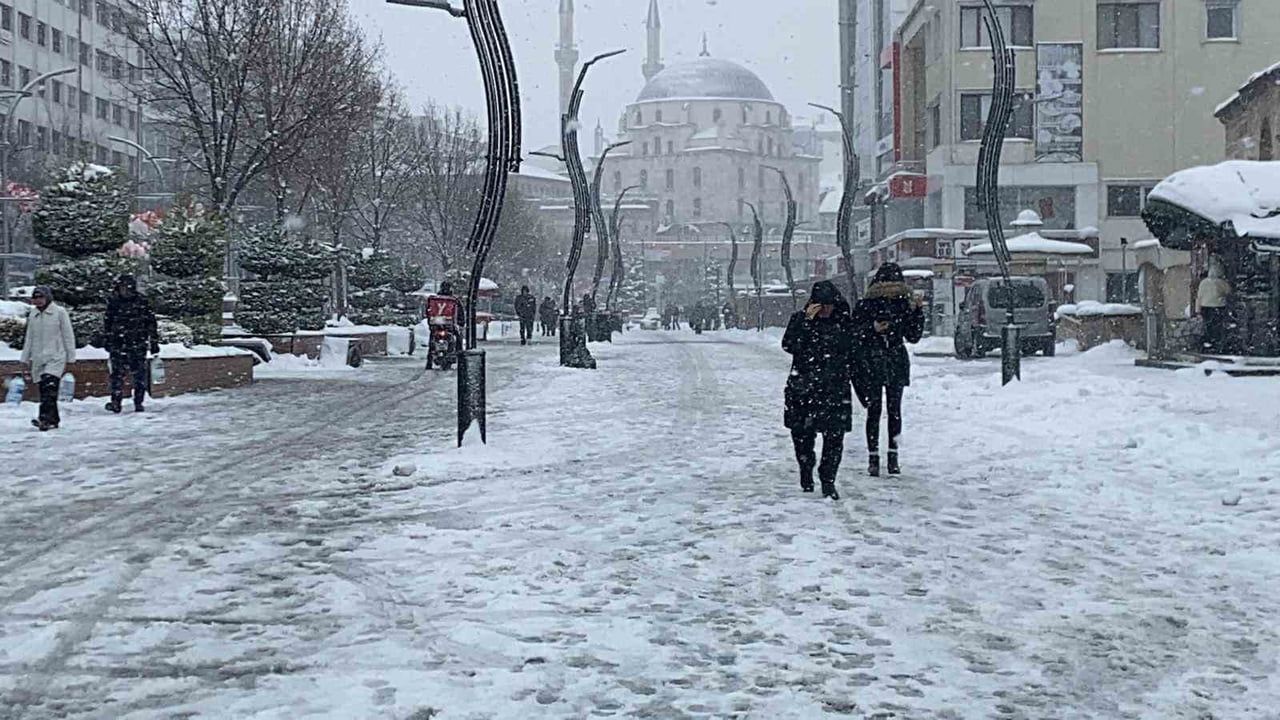 Bolu'da Öğle Saatlerinde Aniden Başlayan Kar Fırtınası Hayatı Olumsuz Etkiledi