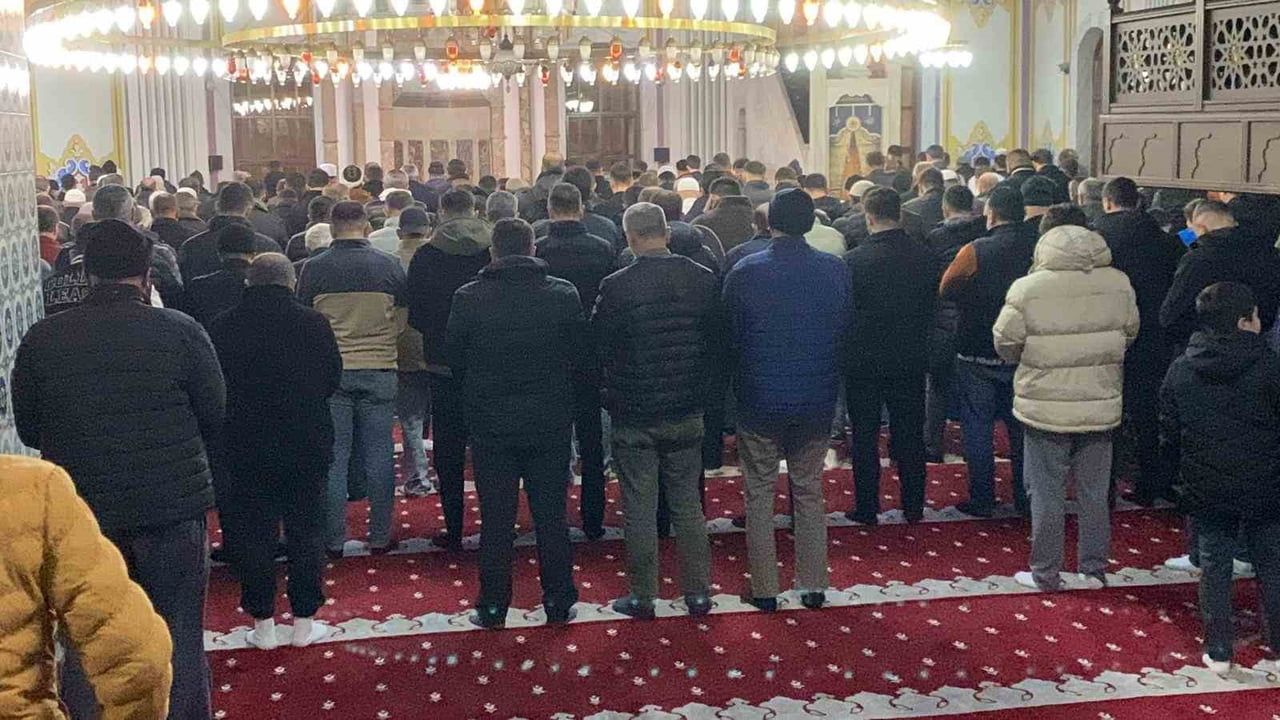 Bolu'da Regaip Kandili: Yıldırım Bayezid Camii'nde yoğun katılım