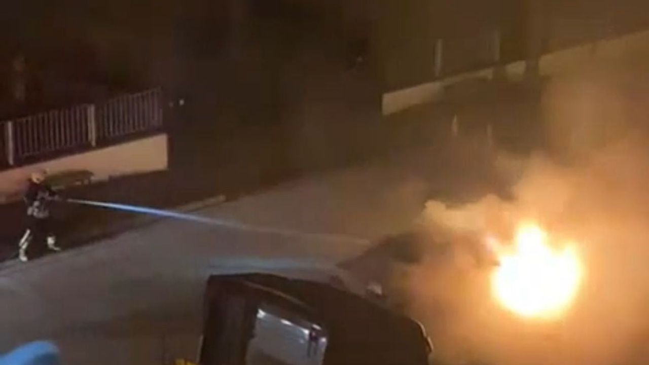 Bolu'da seyir halindeki Fiat Tofaş'ın motorundan çıkan yangın araçta ağır hasara yol açtı