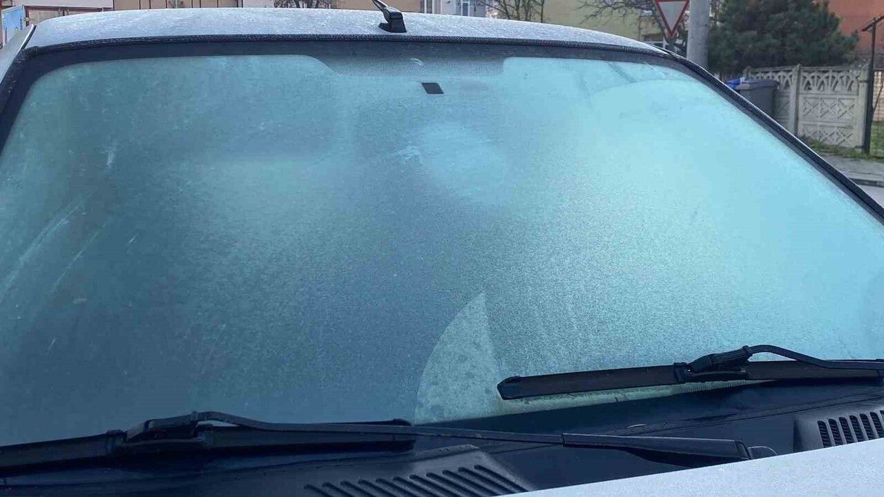 Bolu'da Sıcaklık 10 Derece Düştü: Sabah Saatlerinde Araç ve Dükkan Camları Buzlandı