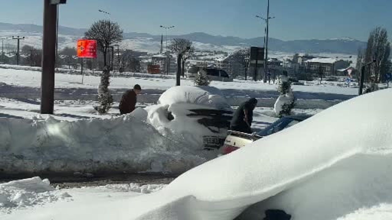Bolu'da sıcaklık -16,2°C'ye düştü: Araç kapıları dondu, yollar buzlandı
